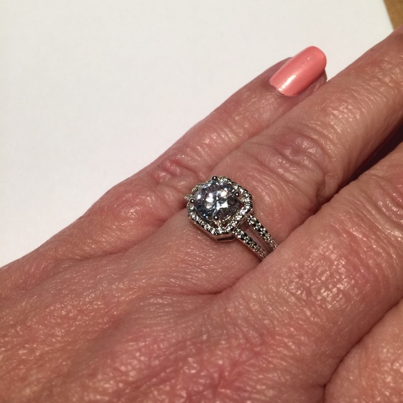 Gorgeous solitaire ring
