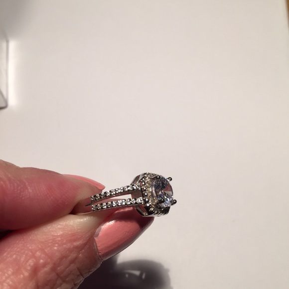 Gorgeous solitaire ring - Picture 2 of 4