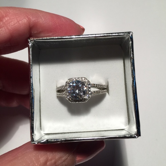Gorgeous solitaire ring - Picture 3 of 4