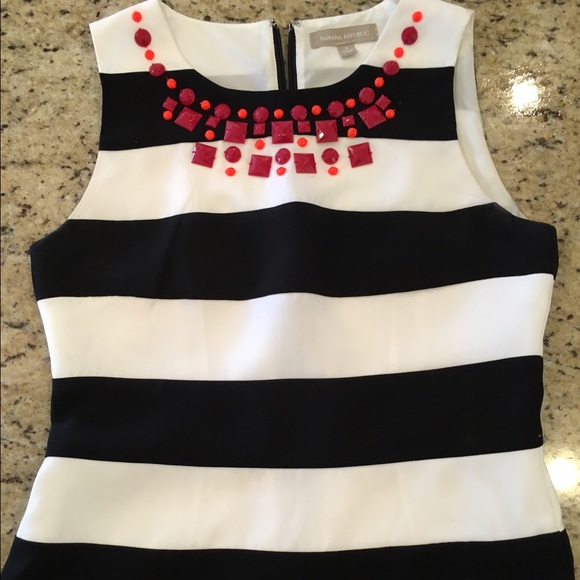 Banana republic sleeveless top size 2
