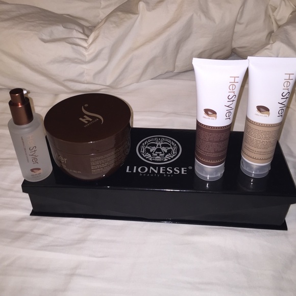 Lionesse beauty bar straightener+products