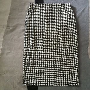Black and white houndstooth pencil skirt