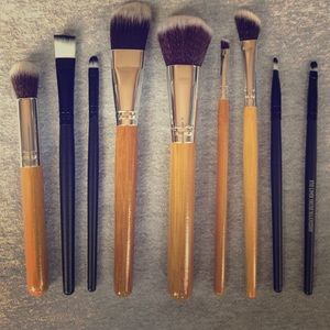 Assorted brushes