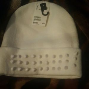 H&m white beanie with spikes