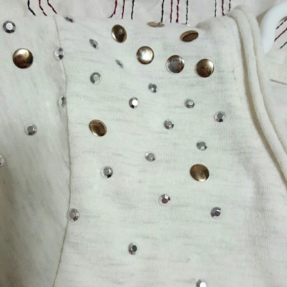 DONATED* Clearout🌞 V-neck Shirt with Details - Picture 3 of 4