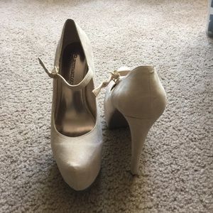 Nude pumps