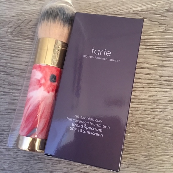 tarte foundation PLUS brush