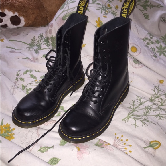 DR MARTENS BOOTS