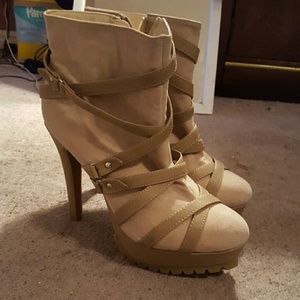 * ON SALE* JustFab high heel booties 8.5