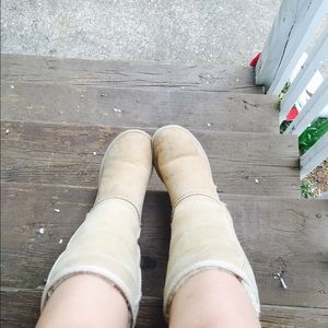 Size 8 beige uggs only had for 1 year