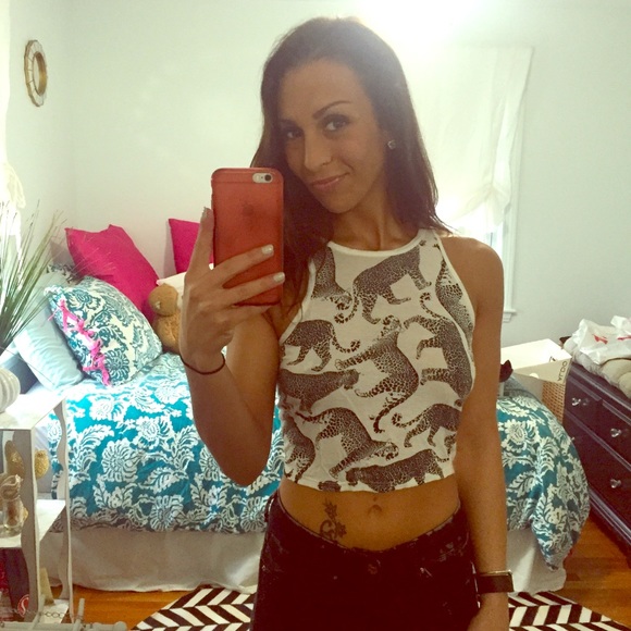 Crop top with from jaguar pattern!