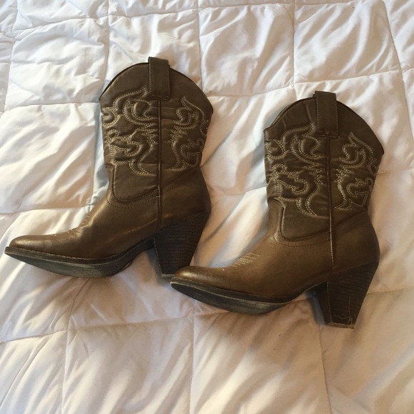 Maurice's cowboy boots