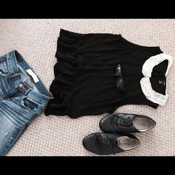 Black Sleeveless Blouse w/ Pearl Collar