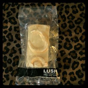 LUSH - Limited Ed. snowcake 🌙 soap bar