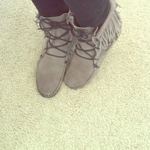 Minnetonka lace up moccasin GRAY