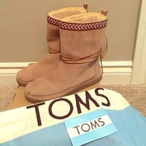 NIB TOMS Nepal Boots in Sand Suede