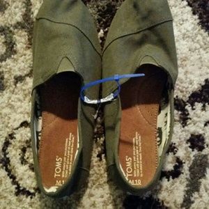 Brand new Toms