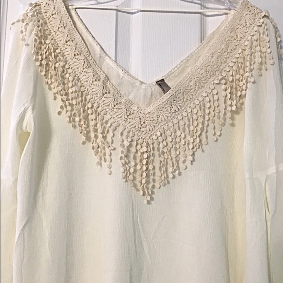 Gorgeous cream crochet detail slit sleeve top - Picture 4 of 4
