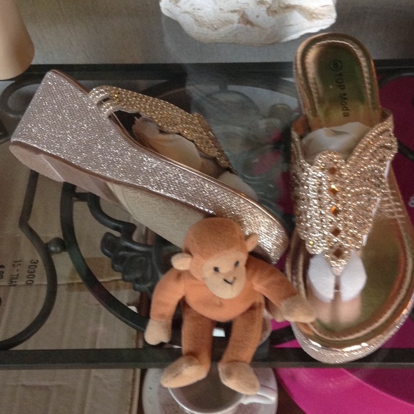 SANDAL-VARIOUS SIZES-RUNS SMALL - Picture 2 of 3