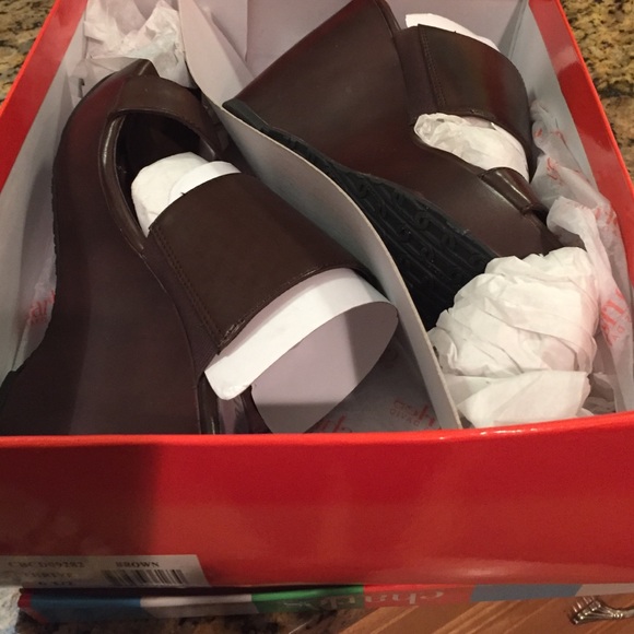 Beautiful leather Charles David sandals