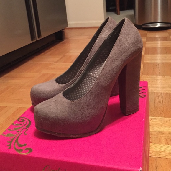 Candies grey suede pumps
