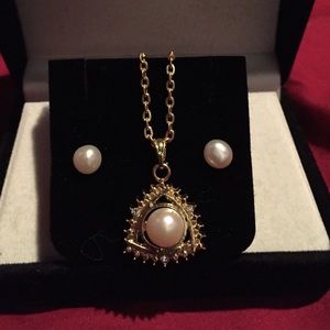 Pearl necklace & earring set