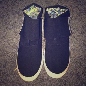 BRAND NEW Velcro shoes