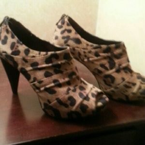 Libby Sam Edelman leopard booties peep toe