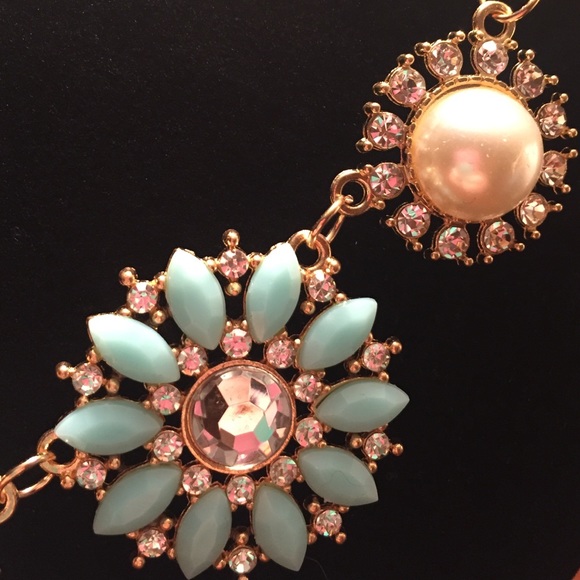 Pastel Floral Pearls & Bling Statement Necklace 🌸 - Picture 3 of 4