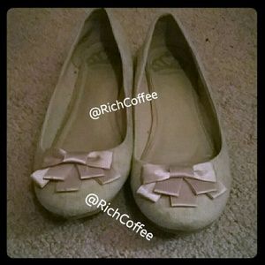 Adorable bow Fergalicious flats