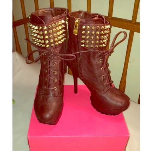 Brown and gold stuffed platform boot heels-