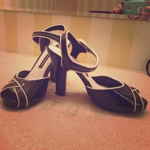 Black and white pin-up style heel