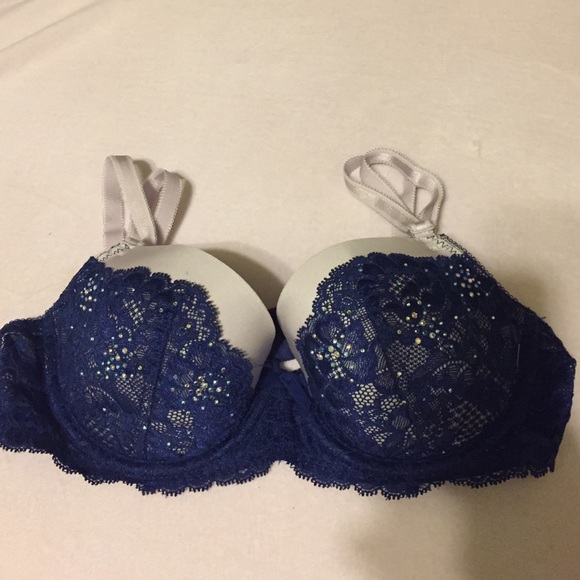 VS Dream Angels lightly-lined Demi bra.
