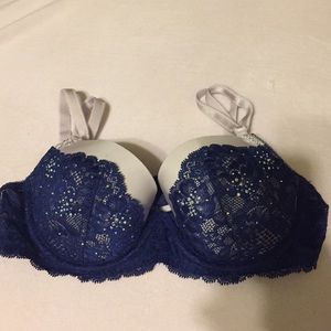 VS Dream Angels lightly-lined Demi bra.