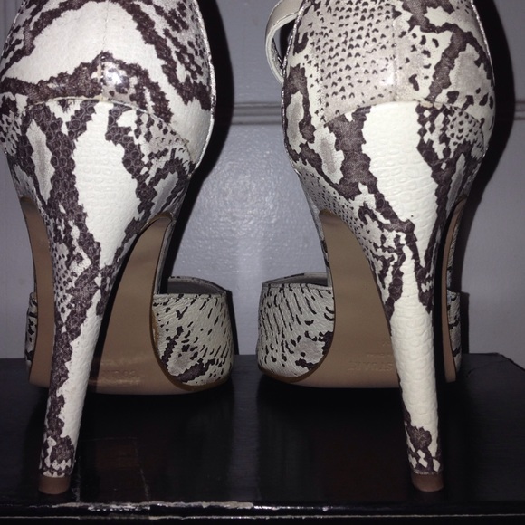 Colin Stuart brown/white snake print ankle strap. - Picture 4 of 4