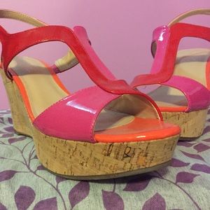 Adorable bold wedge heals!