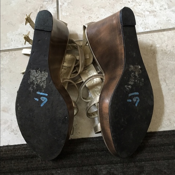 Steve Madden Gold Wedges 💛 - Picture 3 of 4