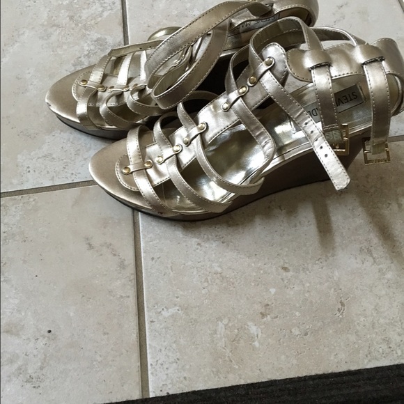 Steve Madden Gold Wedges 💛 - Picture 4 of 4