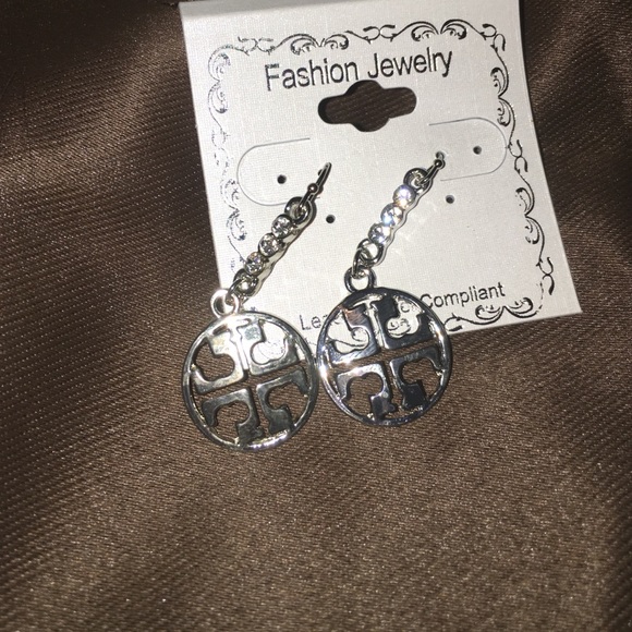Cute silver earings - Picture 1 of 3