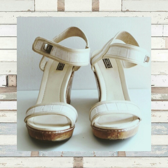 🚫⛔SOLD!!⛔White leather Zara wedge sandals - Picture 2 of 4