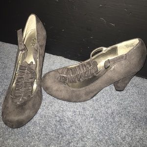 CATO Gray Suede Pumps