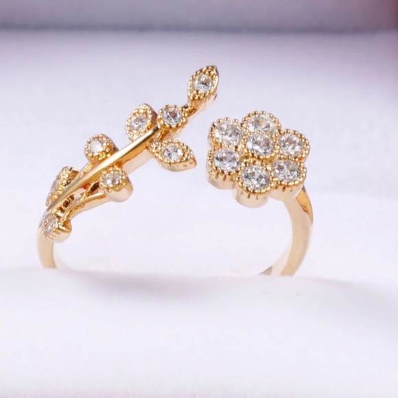 14k Gold Plated Flower Ring Resizable - Picture 2 of 2