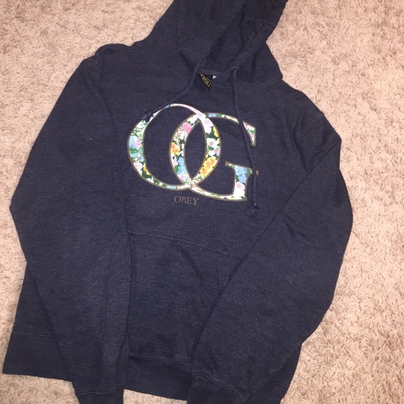 obey sweatshirt size large!