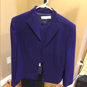 Tahari Women's skirt suit size 16 Purple