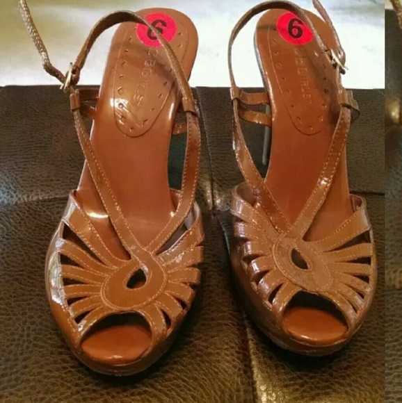 BCBGgirls patent sling back sandal. Size 6