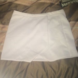 Asymmetrical cut in the front skirt