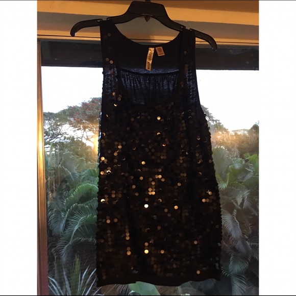 *PRETTY BLACK SEQUIN TOP*