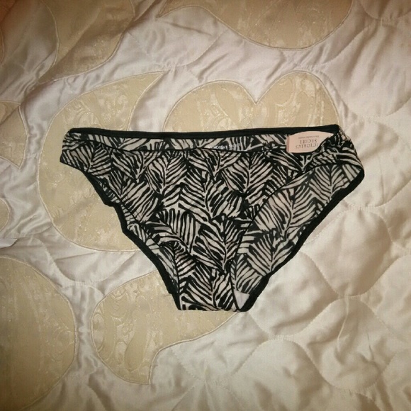 Victoria's Secret Bundle of The Three Panties NWT - Picture 4 of 4