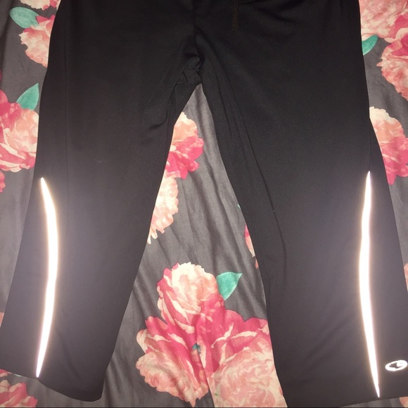 Reflecting running crops with zip pocket