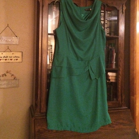 SEXI GREEN DRESS w/Beautiful neckline 44" Bust max - Picture 2 of 4